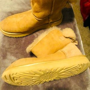 I’m selling dark cream Ugg size 7 only been worn a few times last winter